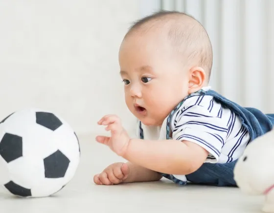 ボールで遊ぶ赤ちゃん