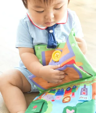 布絵本で遊ぶ赤ちゃん