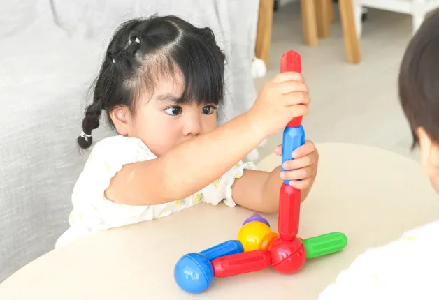 ブロックを組み立てる女の子