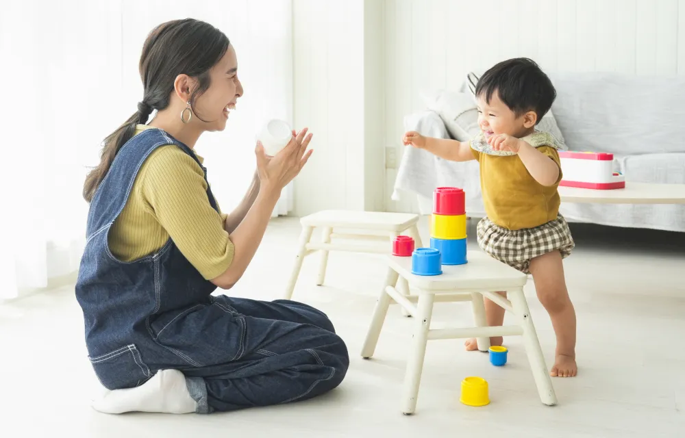 お母さんとおもちゃで遊ぶ男の子