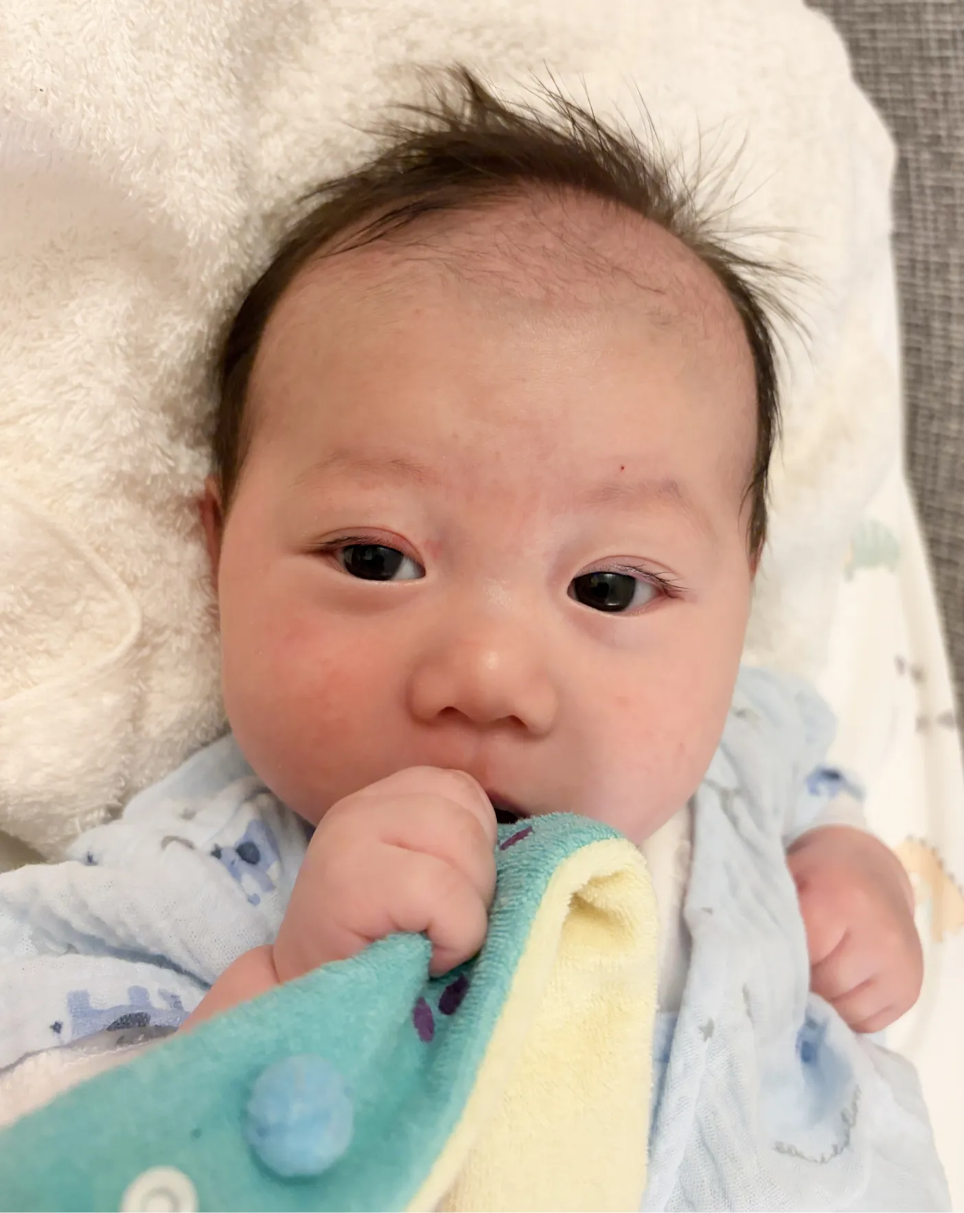 おもちゃで遊ぶお子様の手元など