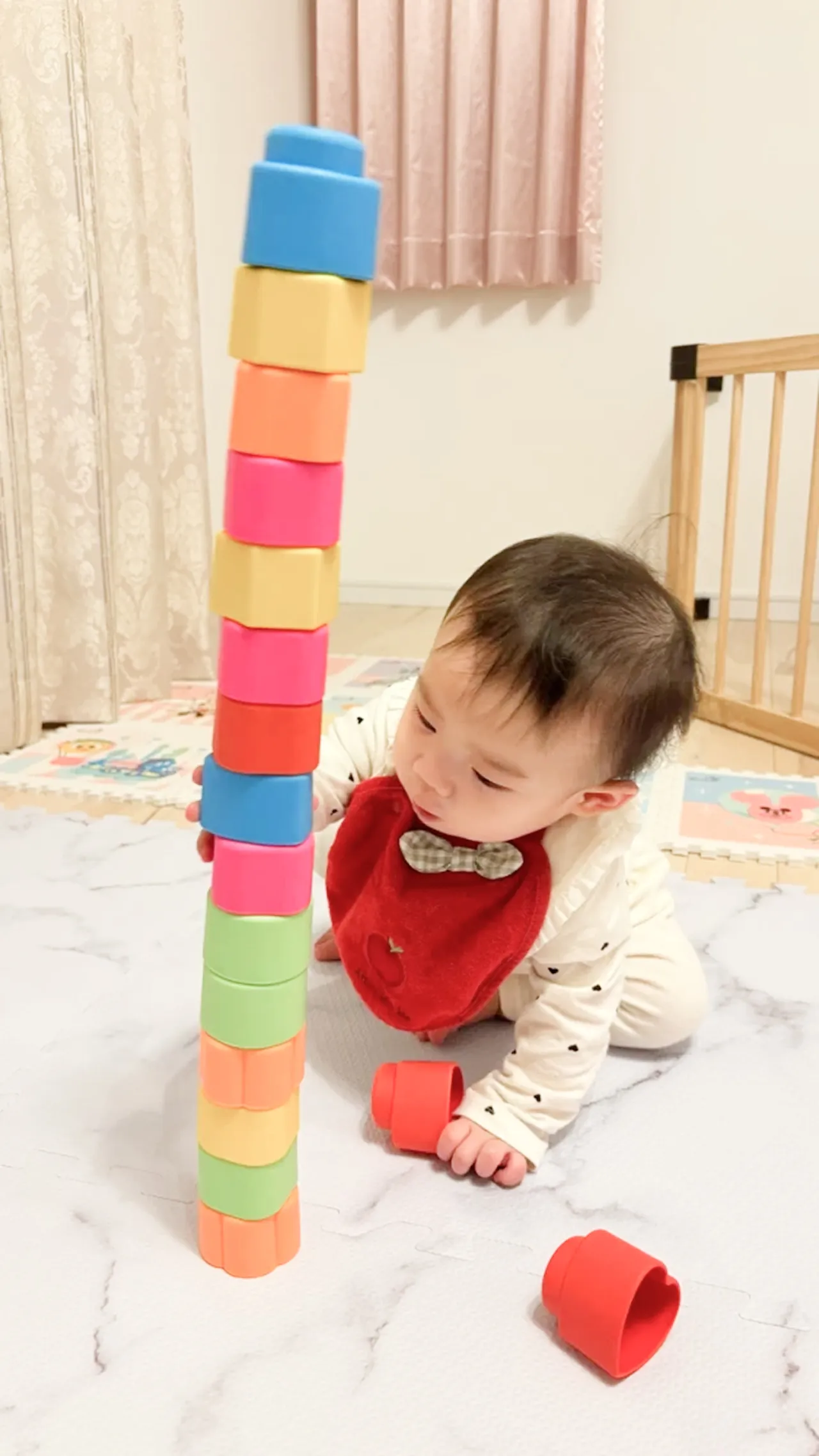 おもちゃで遊ぶお子様