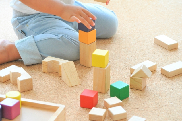 積み木はいつから？年齢別知育効果とプロが教える遊び方ガイド